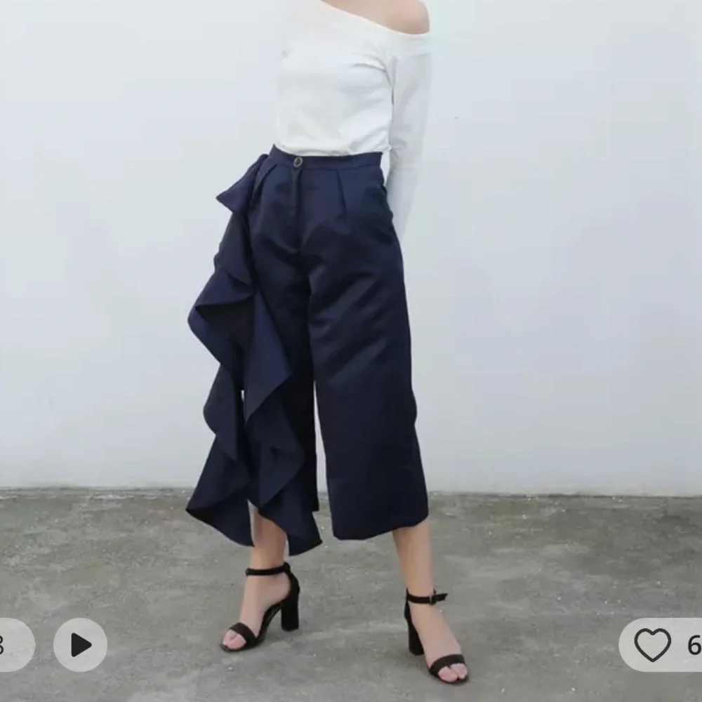 Ruffle pants SOLD MERC - Picture 4 of 6